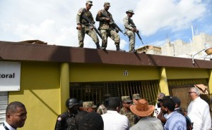 Militares custodian la sede de la Junta Municipal de Pedro Brand.