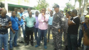 Los obreros del ayuntamiento durante la singular protesta.