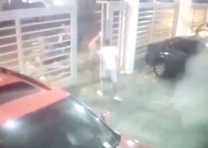 Mujer recibe a tiros a cuatro iban a asaltarla en un estacionamiento