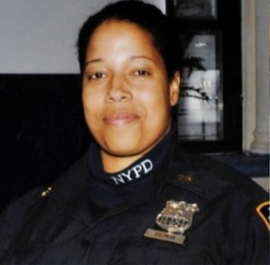 Agente dominicana amonestada por hablar español demanda NYPD