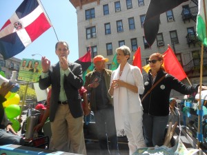 Multitud participa en marcha de Alianza País