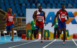 Starly Del Carmen (izquierda) durante la semifinal de final de los 100 metros planos, escoltado por su compatriota Yohandry Andújar y el cubano Césa Yuniel Ruiz Speck, quienes en la final concluyeron en quinto y cuatro lugar, respectivamente.