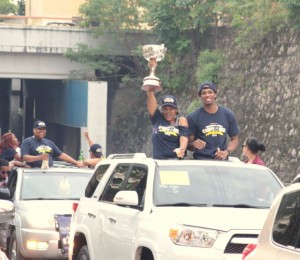 Mauricio Báez realiza desfile campeones basket DN