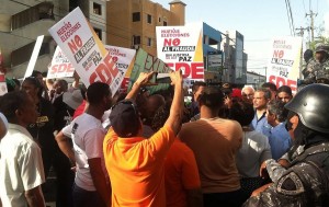  Frente al Colegio Calazans, agentes policiales impidieron el paso a la multitud pero permitieron que una comisión fuera hasta la sede de la Cancillería a entregar un documento.