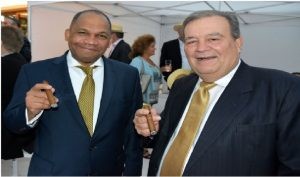 Hendrik Kelner, presidente de la Asociación Dominicana de Productores de Cigarros junto a John Castro.