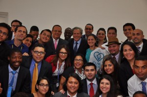 Parte de los participantes junto a Luis Almagro.