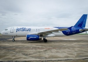 Rotura de cristal delantero de avión de Jet Blue retrasa su salida a PR