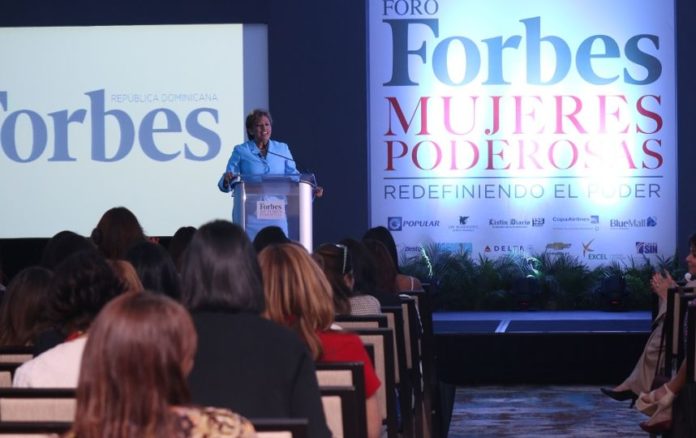 Más de 300 féminas participan foro “Mujeres Poderosas” imagen