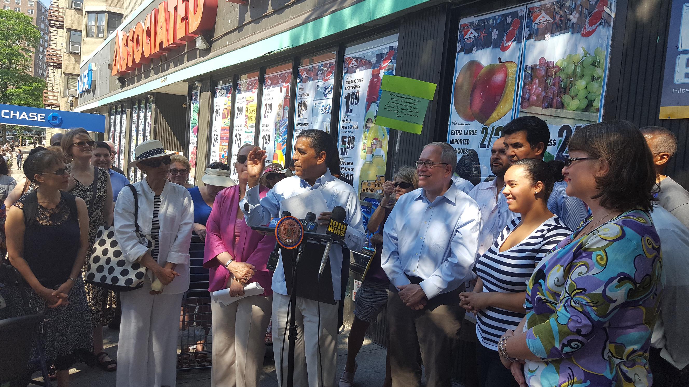 Comunidad alto Manhattan detiene cierre supermercado