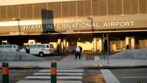 MIAMI: Detienen a dos dominicanas en aeropuerto con más de US$2 MM