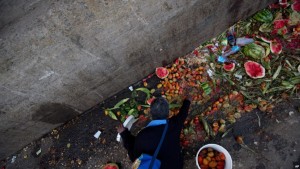 CARACAS: Venezolanos buscan comida basura