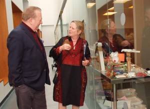 El cónsul Selman visita museo de proyecto de viviendas en NY