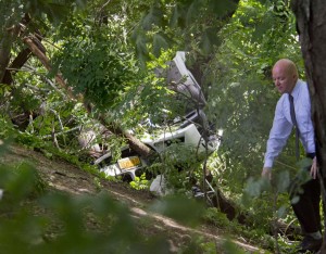 Criollo muere al caer con su BMW por un barranco en Queens Criollo muere al caer con su BMW por un barranco en Queens