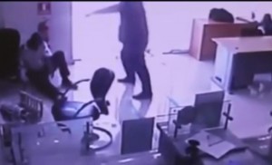 Video muestra frialdad de asaltante disparó a vigilante banco en La Vega