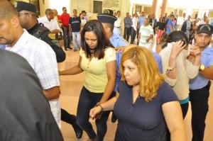 Descargan ex empleados Aduanas acusados robar US$156 mil a “mula” Descargan ex empleados Aduanas acusados robar US$156 mil a “mula”