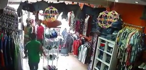 Pese a «operativo», asaltan tienda en Herrera a plena luz del día