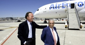 Air Europa bautiza Boeing 787 Dreamliner con el nombre de Julio Iglesias Air Europa bautiza Boeing 787 Dreamliner con el nombre de Julio Iglesias