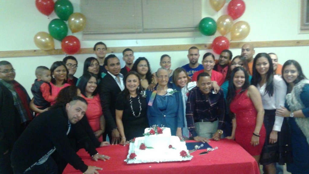 Lucila Familia junto a sus nietos y bisnietos.