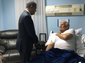 Leonel Fernández visita en el hospital al accidentado ministro de Deportes Leonel Fernández visita en el hospital al accidentado ministro de Deportes