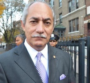 Linares dice nadie puede competir con su historial de servicio