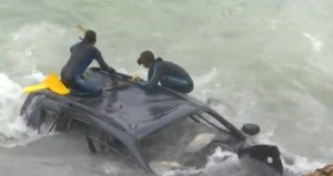 Muere hombre iba en yipeta cayó al mar en el Malecón; 3 heridos