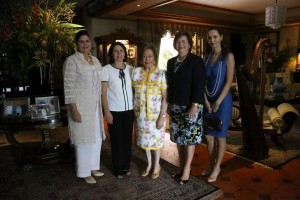 María Teresa Hermada De Rodríguez, Rivka Saban, Lorna de Lama,  Sharon Campbell y Meltem Evirgem. 