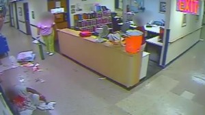 Video muestra como paciente se arrastra sangrando por hospital y  es ignorado