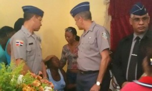 SPM: Jefe PN asiste a velatorio agente muerto en hospital Higuey