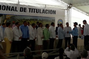 Presidente entrega 1,532 títulos propiedad definitivos de solares