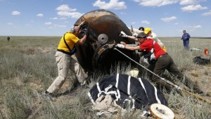 Tres astronautas regresan a Tierra