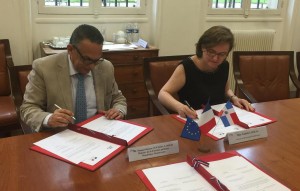 Ramón Ventura Camejo y Nathalie Loiseau, directora ENA, mientras firman la renovación del acuerdo. 