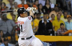 Aguilas vencen Gigantes en el inicio beisbol de RD