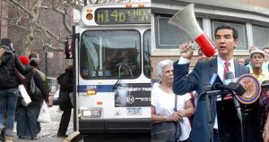 Protestan ante la MTA por lento servicio de los autobuses