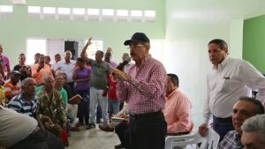 BARAHONA: Presidente ayuda a productores y comunidades rurales