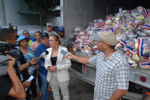 Gobierno envía alimentos y materiales a zonas en alerta roja