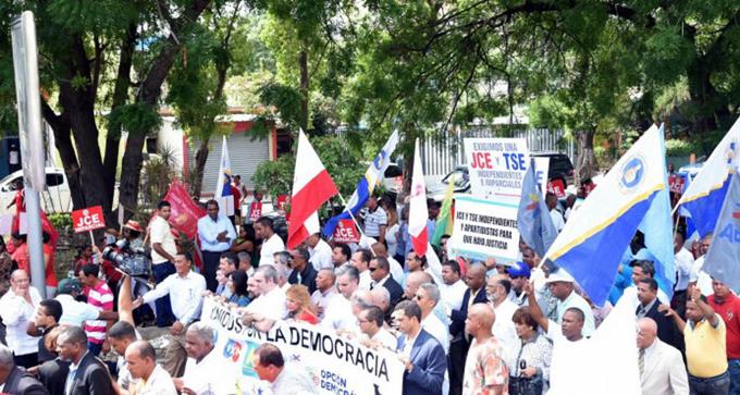 SANTIAGO: Oposición encabeza marcha por JCE independiente imagen