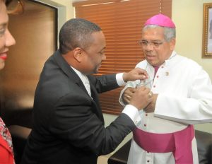 Alcaldía SDN reconoce al Arzobispo de SD