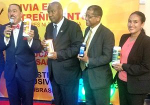 Firman acuerdo para garantizar salud de dominicanos en EEUU