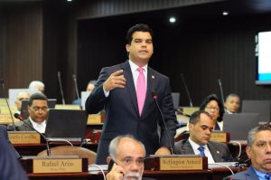 Diputado Arnaud arremete contra senador Sánchez 