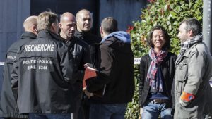 BELGICA: Hombre acuchilla a dos policías