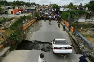 Se desploma parte de un puente en Los Guaricanos; reportan un herido Se desploma parte de un puente en Los Guaricanos; reportan un herido
