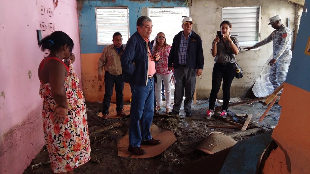 Autoridades van en auxilio damnificados de Moca imagen