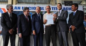 Danilo Medina entrega 576 títulos de propiedad en Los Alcarrizos