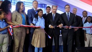 Medina inaugura escuela en SDN que beneficiará a 665 estudiantes
