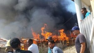 TAMBORIL: Fuego destruye dos casas y un garage