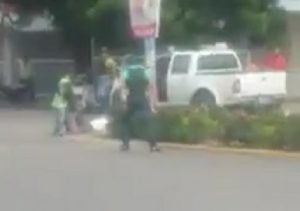 VALVERDE: Graban agentes de la PN mientras «ejecutan» a dos hombres