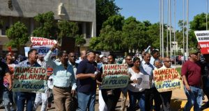 Ex policías RD exigen aumento salarial frente a sede del Congreso