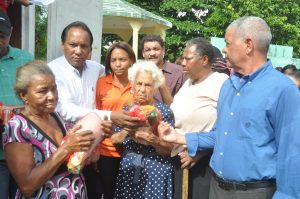 Jorge Zorrilla Ozuna tras hacer entrega de las raciones alimenticias.