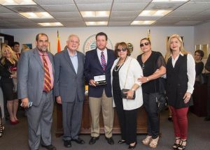  El maestro José Alejandro Aybar Martin, junto al alcalde Tomás Regalado, José Alvarez, su madre Ariadna Martin, su prima Evelyn Castillo y su hermana Ariadna Aybar de Garcia, durante el acto.