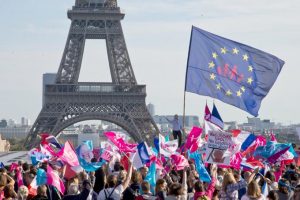 PARIS: Miles personas se manifiestan contra matrimonio gay